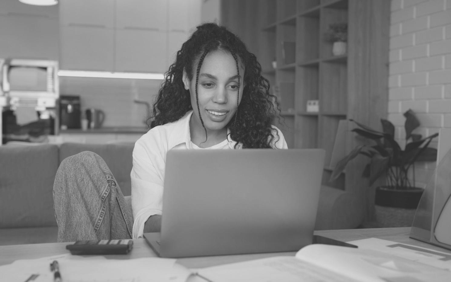 Estudiantes internacionales colaborando en proyectos financieros